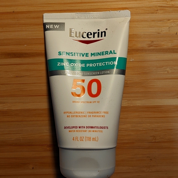 Eucerin Sensitive Mineral Lightweight Sunscreen Lotion SPF 50 4fl oz Exp 11/25 - Picture 1 of 1